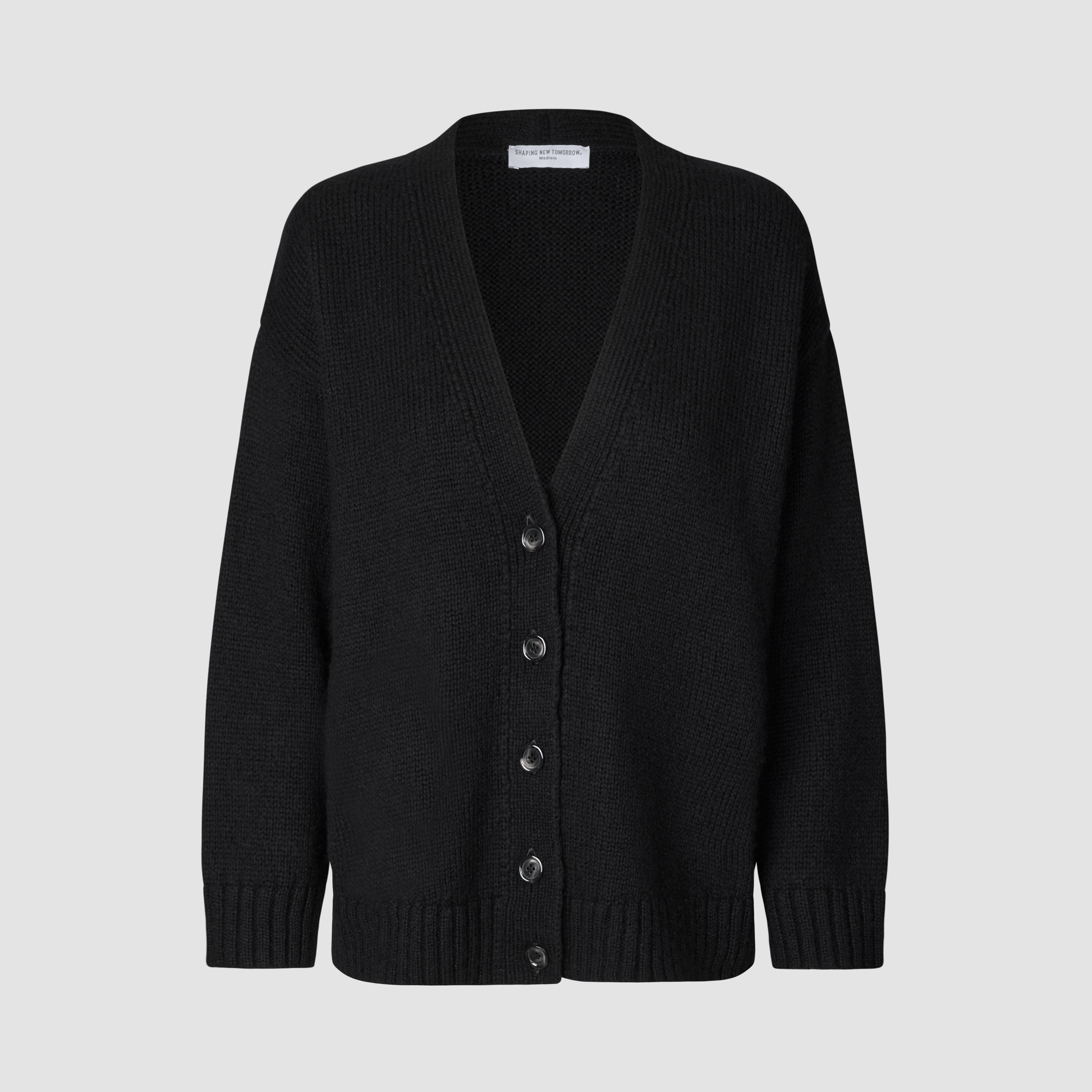 Dicke, weiche Wollstrickjacke für Damen in Schwarz mit V-Ausschnitt, Knopfleiste vorne und grober Strickstruktur.
